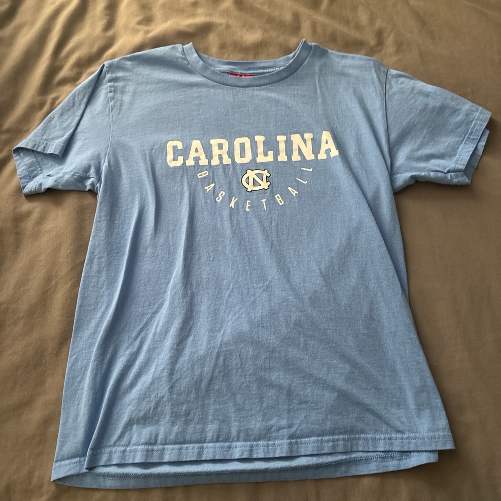 North Carolina Basketballl T shirt Brand new never worn 
Size small